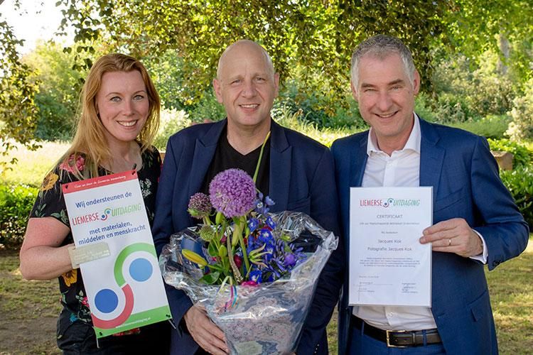 Jacques ontvangt certificaat en bloemen van Audrey en Jan van Ummetum